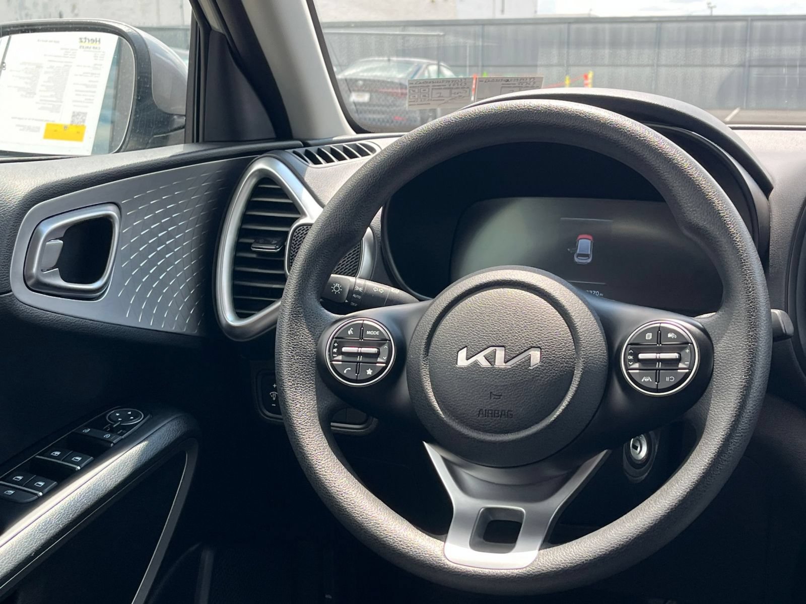 Used 2025 Kia Soul LX w/ LX Technology Package FWD image 25