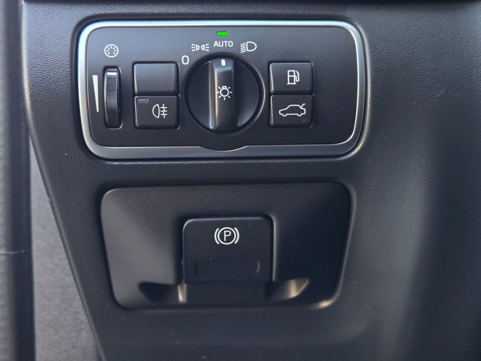 Used 2017 Volvo V60 T5 Cross Country Platinum w/ Climate Package image 34