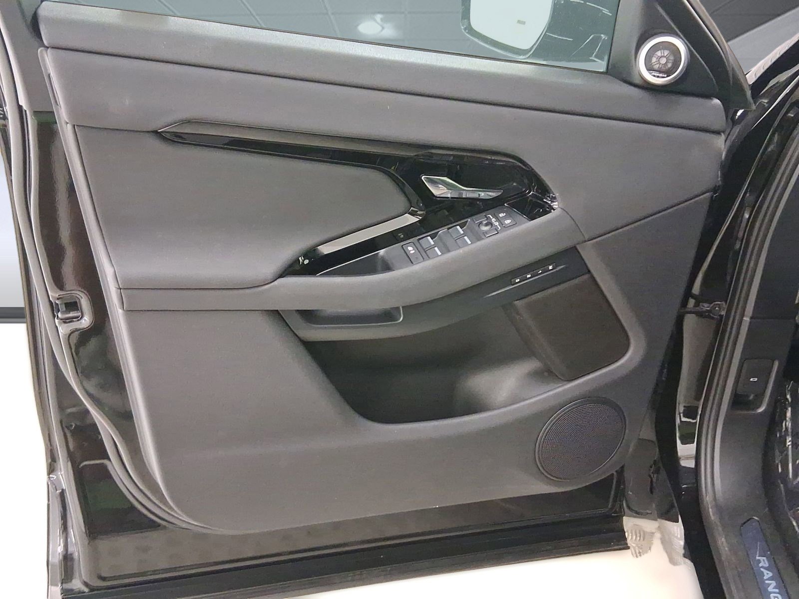 Used 2025 Land Rover Range Rover Evoque Dynamic SE image 11