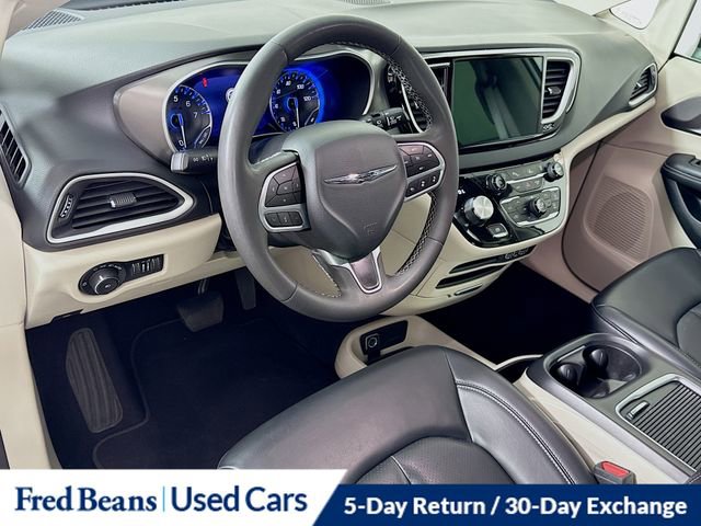 Used 2023 Chrysler Pacifica Touring-L FWD image 10