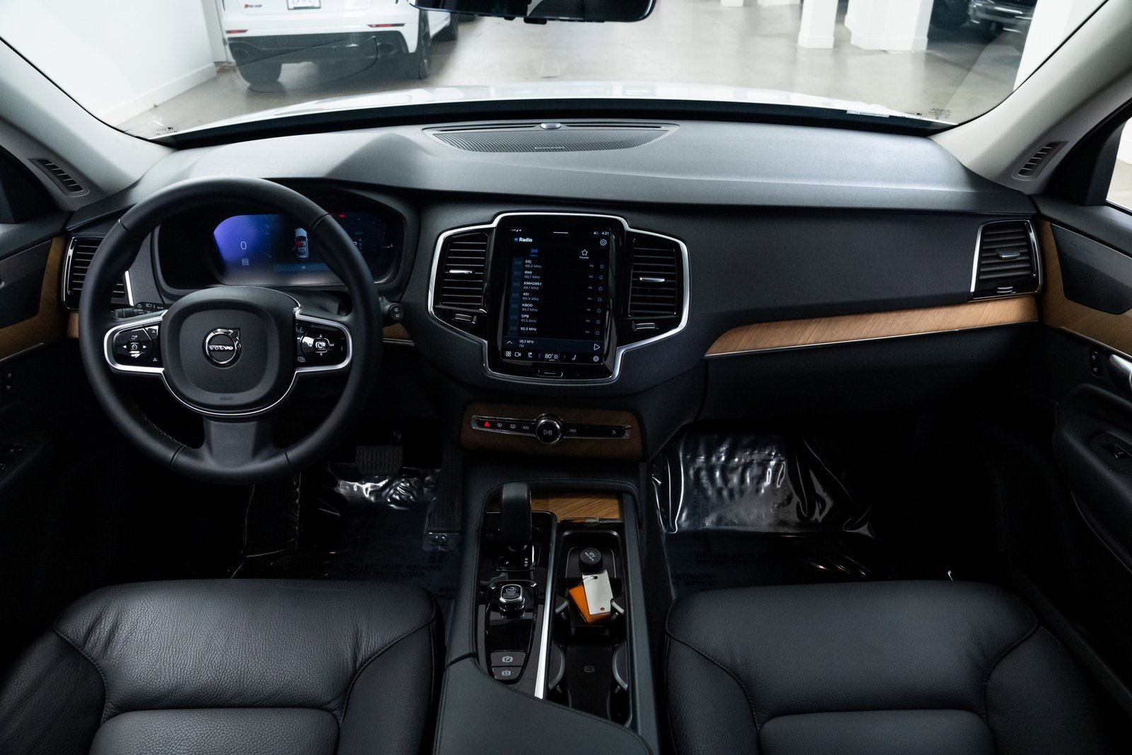 Used 2025 Volvo XC90 T8 Plus image 9