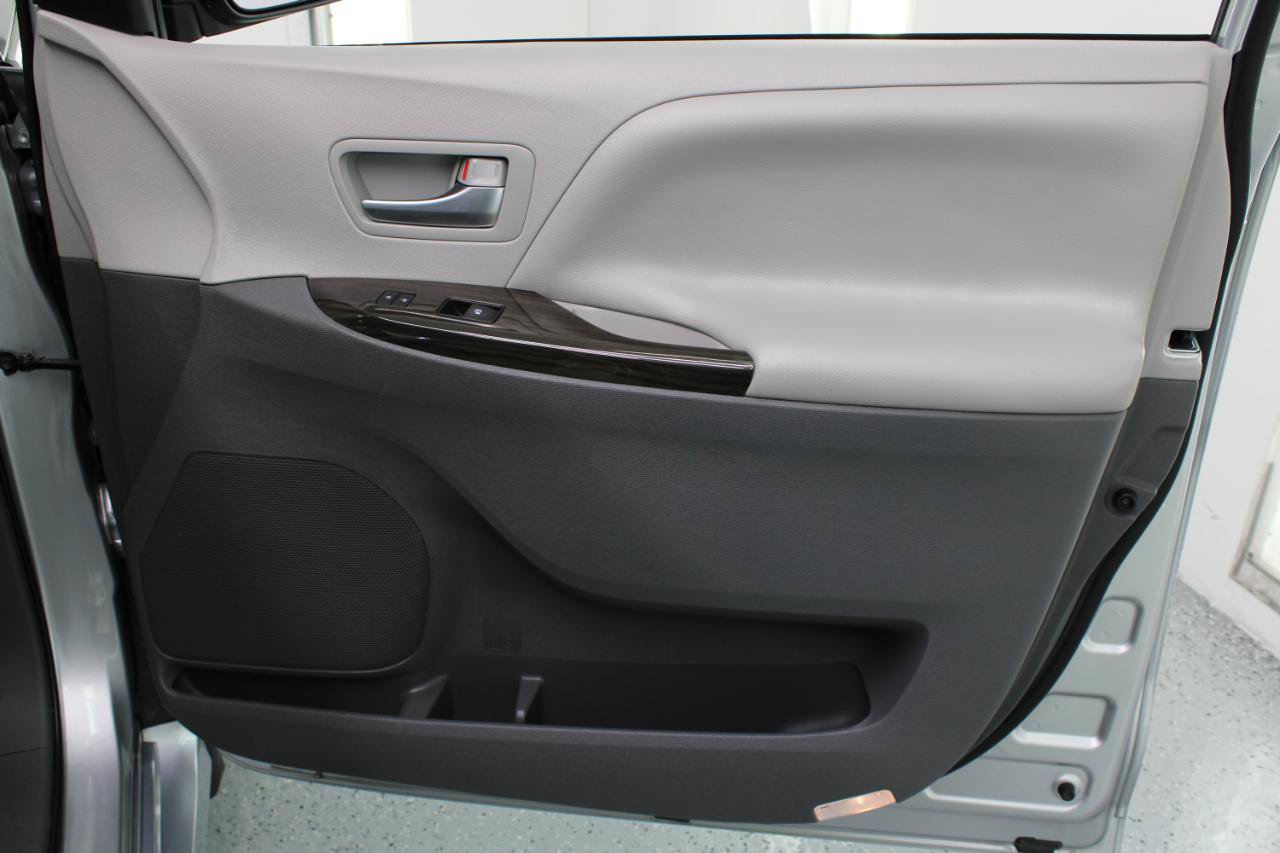 Used 2020 Toyota Sienna XLE Premium FWD image 42
