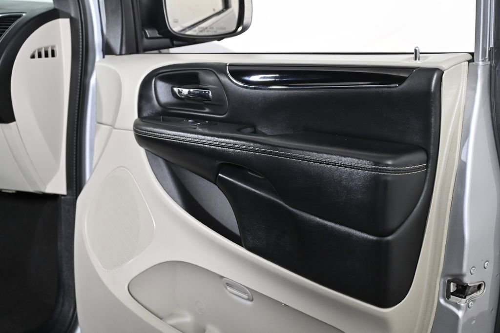 Used 2019 Dodge Grand Caravan SXT image 27