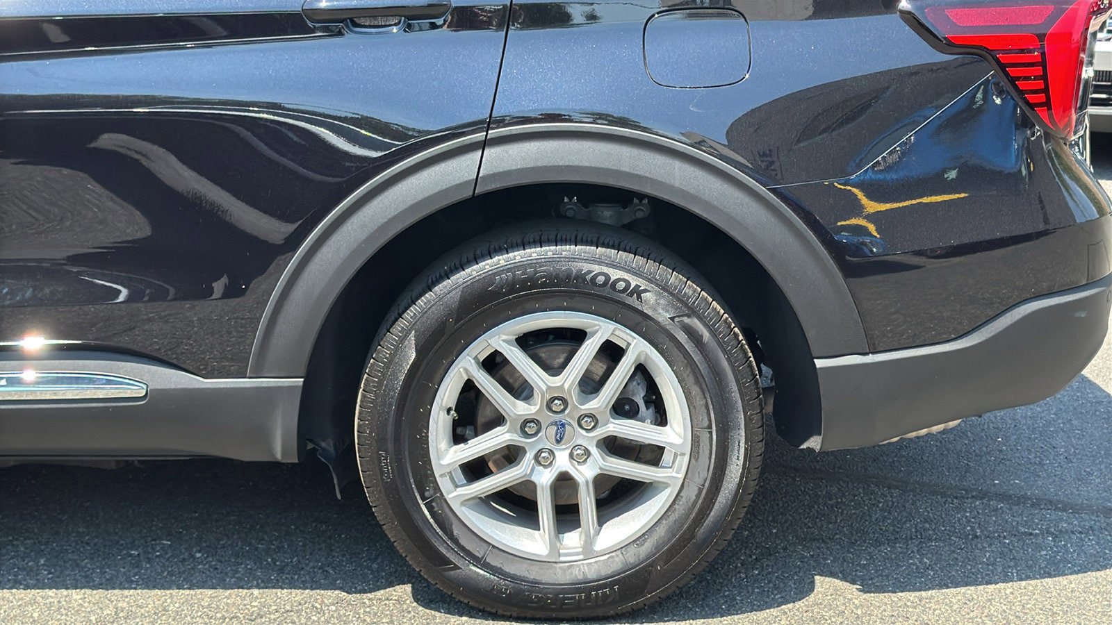 Used 2025 Ford Explorer Active AWD/4WD image 4