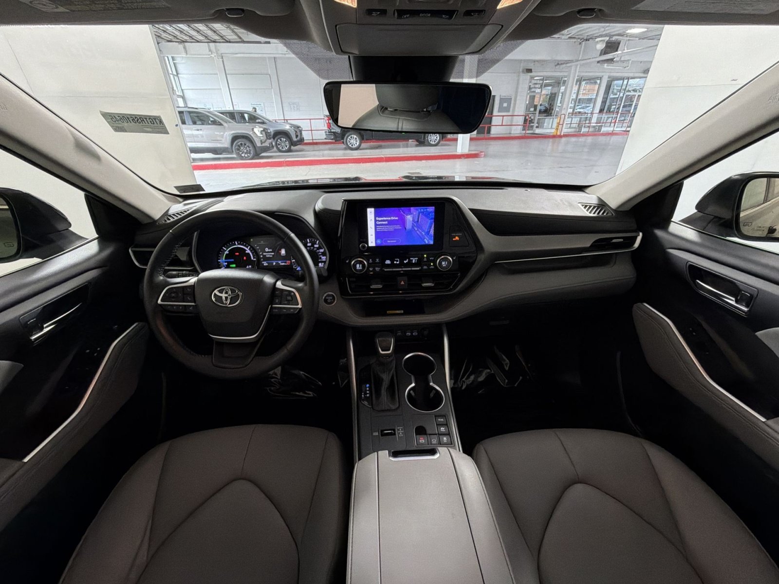 Used 2024 Toyota Highlander XLE AWD/4WD image 23