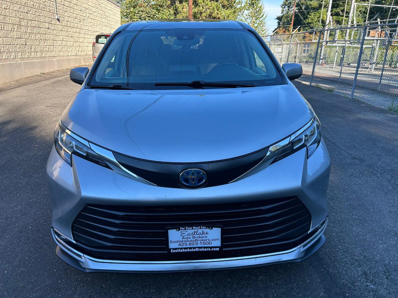 Used 2023 Toyota Sienna XLE AWD/4WD image 2
