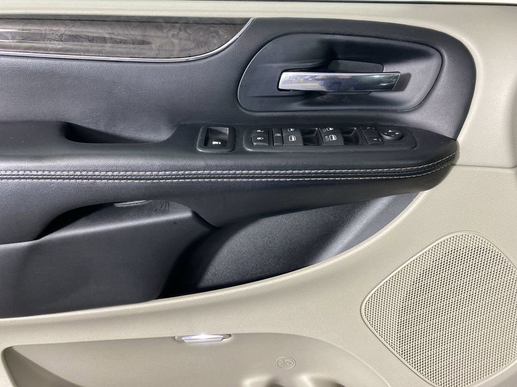 Used 2016 Chrysler Town & Country Touring w/ Driver Convenience Group image 23