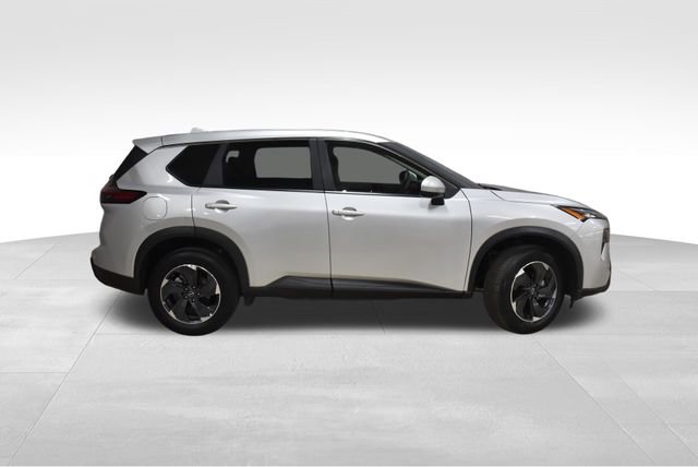 Used 2025 Nissan Rogue SV image 3