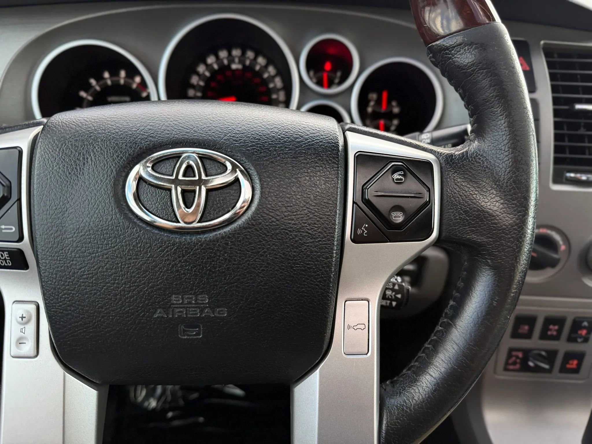 Used 2014 Toyota Sequoia Platinum w/ Preferred Accessory Package AWD/4WD image 30