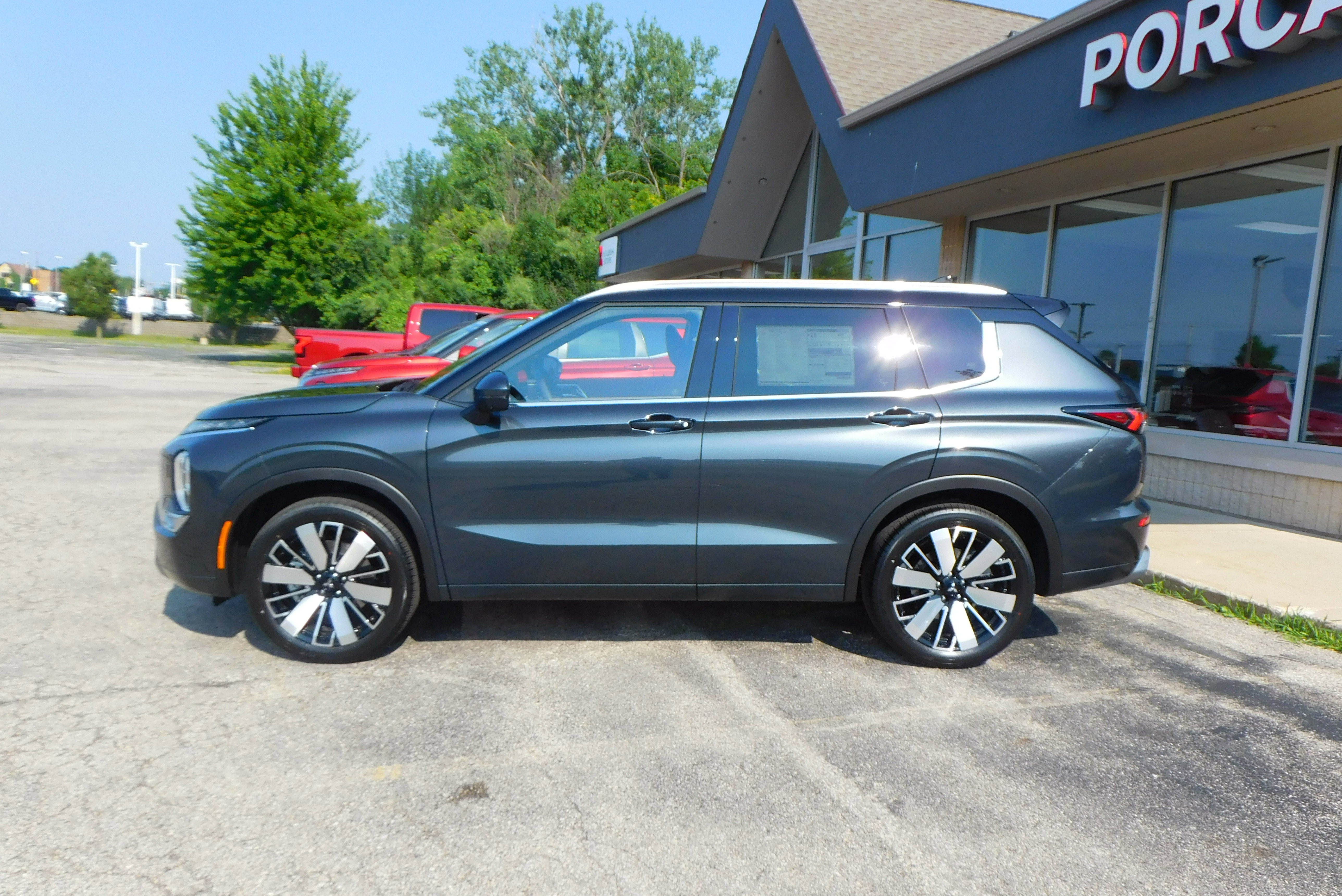 New 2025 Mitsubishi Outlander SEL image 2