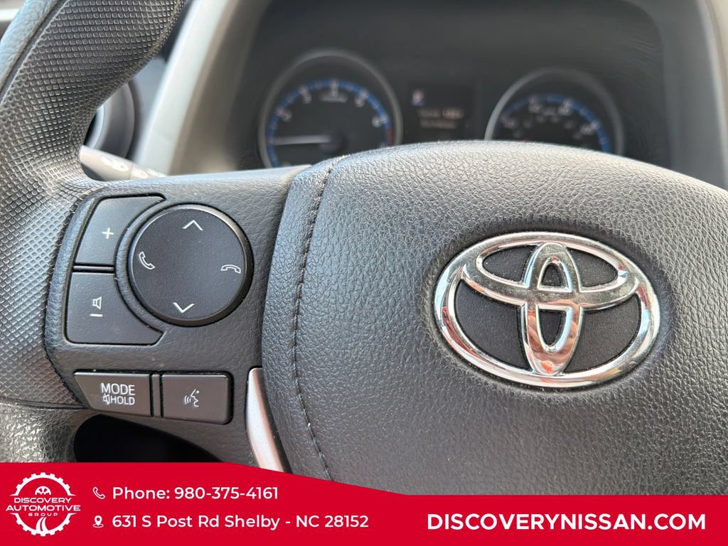 Used 2018 Toyota RAV4 LE FWD image 25