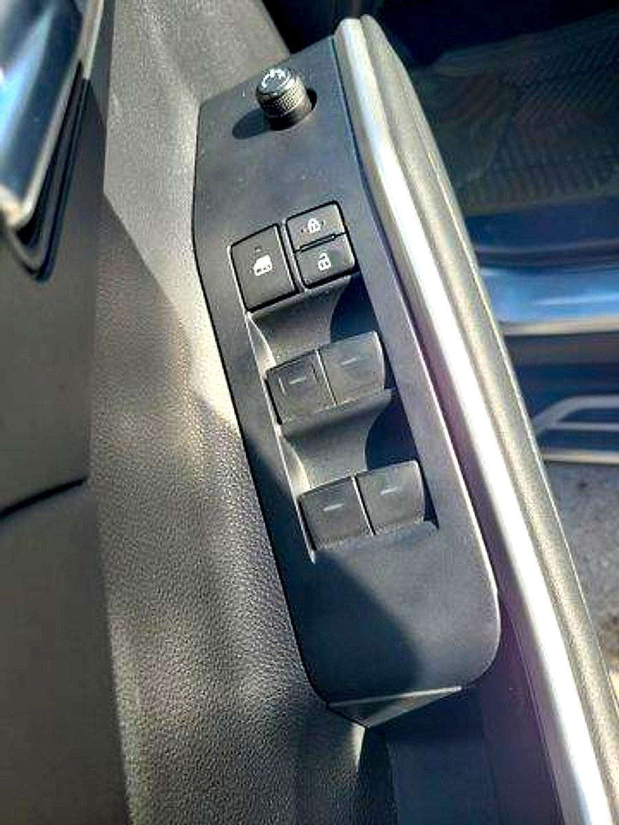 Used 2023 Toyota Highlander XLE FWD image 24