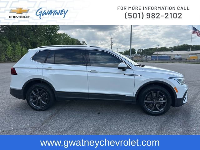 Used 2023 Volkswagen Tiguan SE w/ Panoramic Sunroof Package image 4