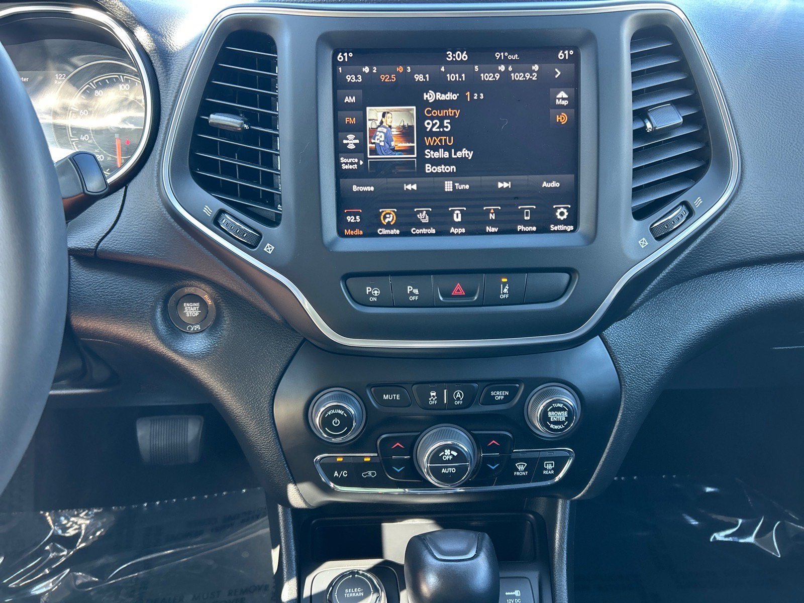 Used 2023 Jeep Cherokee Altitude Lux w/ Mopar Interior Package AWD/4WD image 25