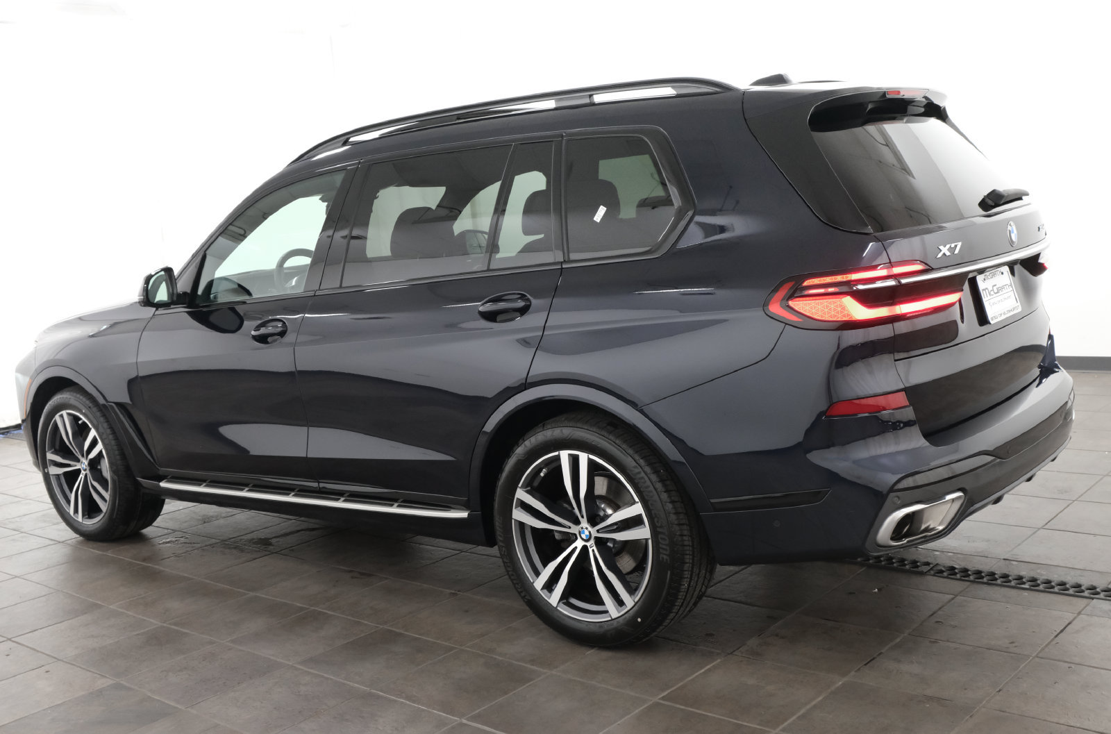Used 2025 BMW X7 xDrive40i w/ M Sport Package AWD/4WD image 3