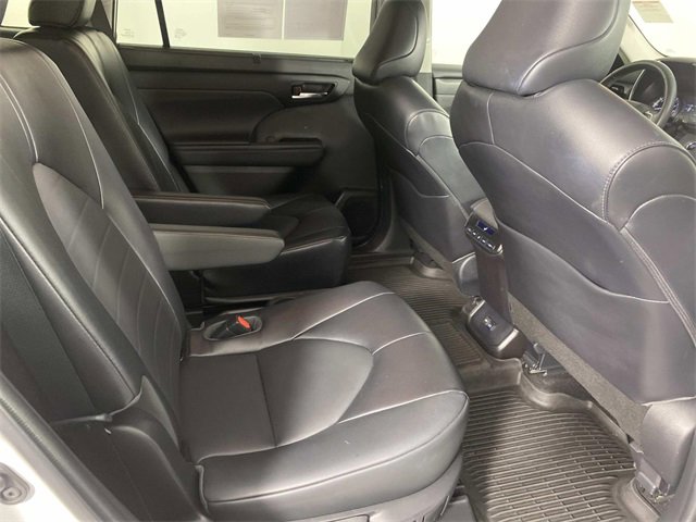 Used 2022 Toyota Highlander XLE image 12