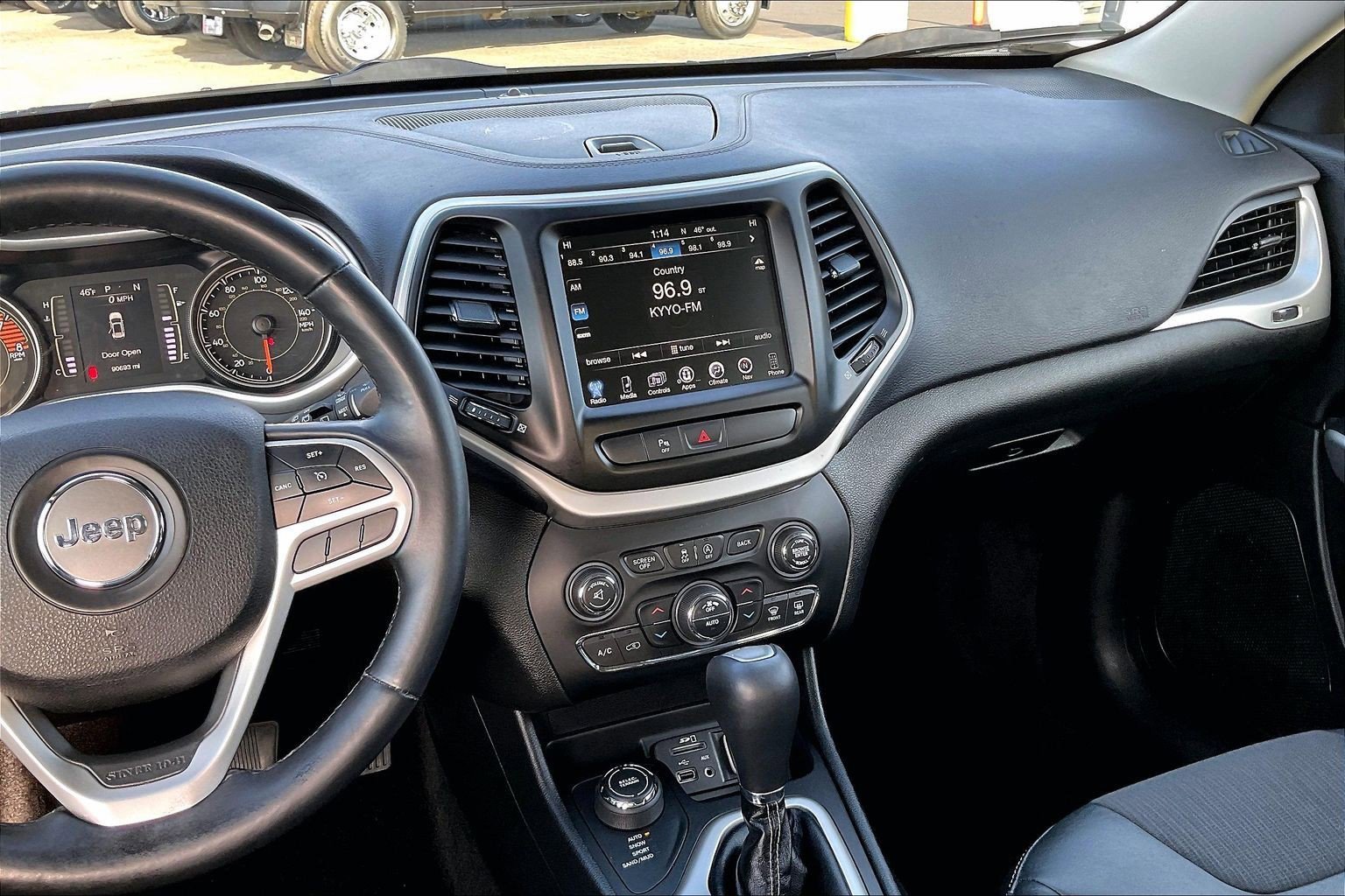 Used 2018 Jeep Cherokee Latitude Plus w/ Comfort/Convenience Group image 6