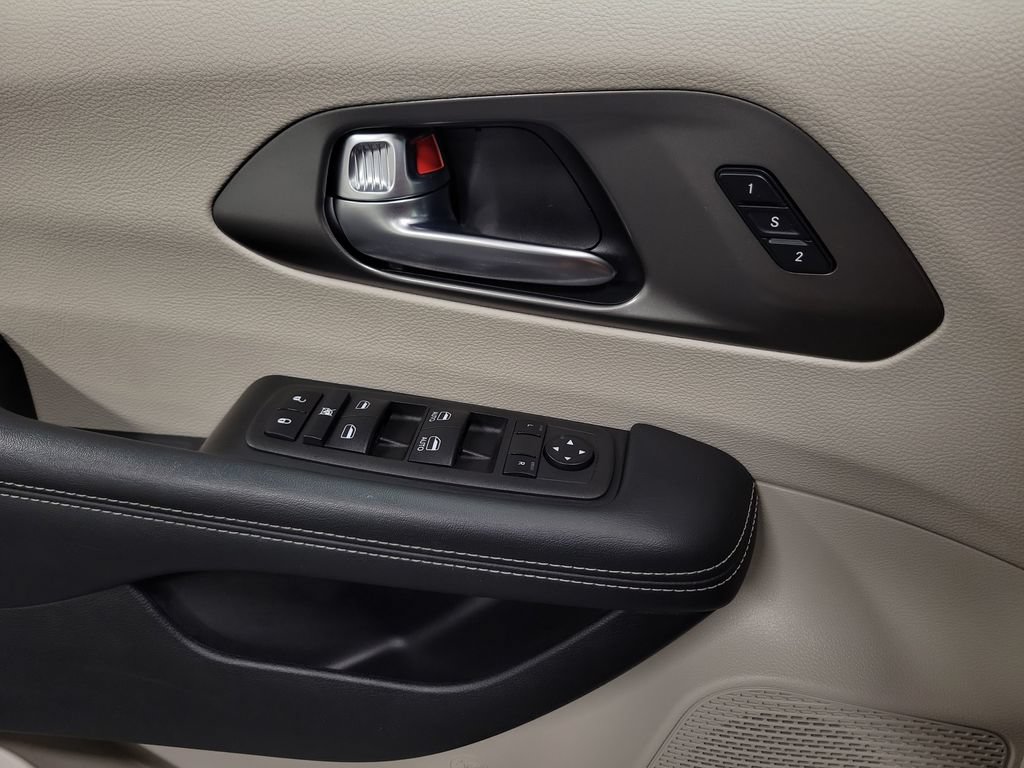 Used 2023 Chrysler Pacifica Touring-L FWD image 18