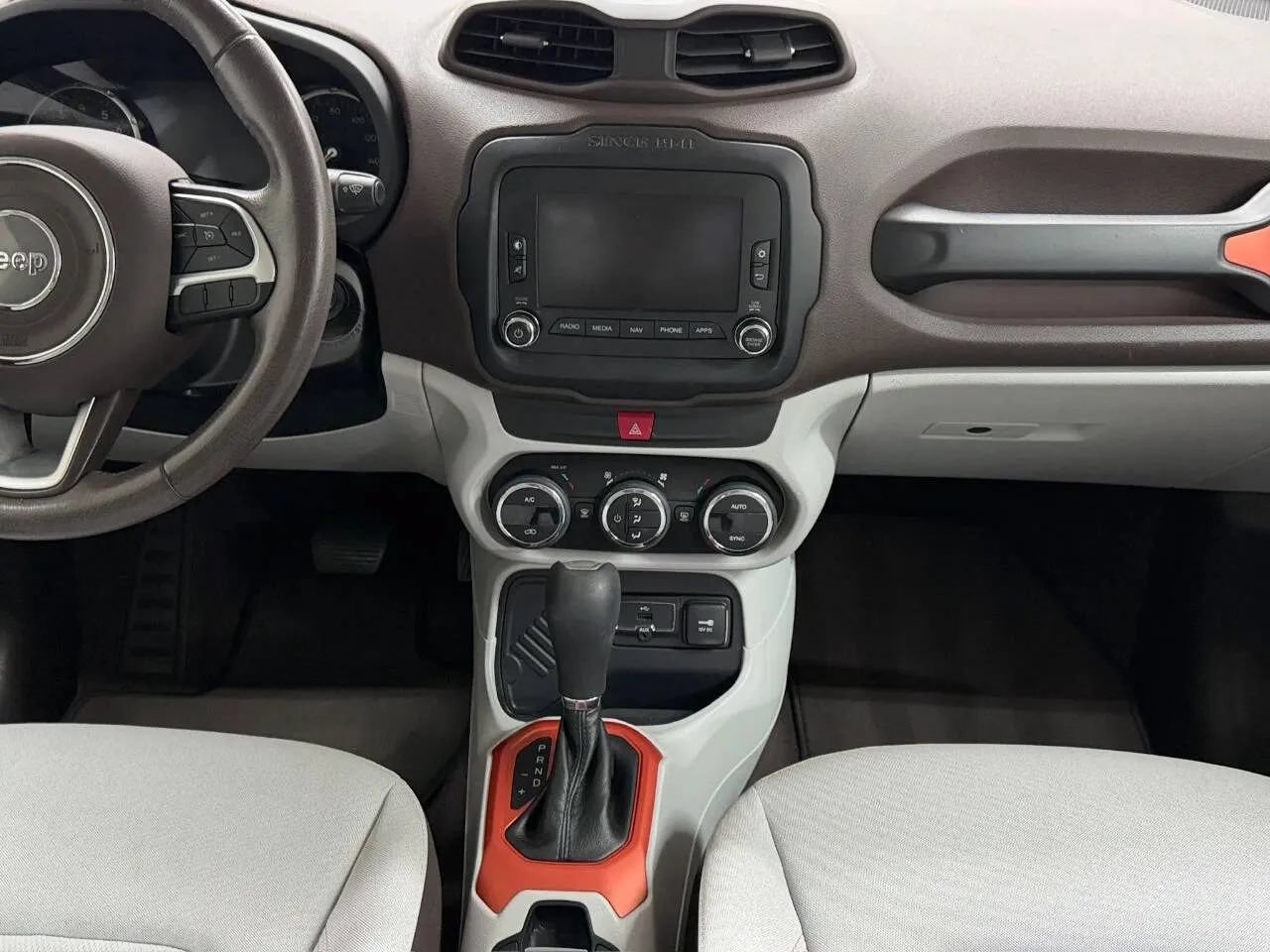 Used 2017 Jeep Renegade Latitude FWD image 28