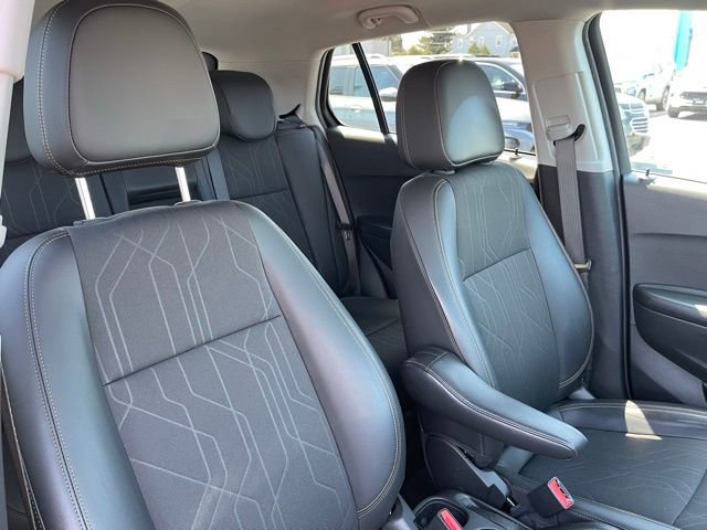 Used 2022 Chevrolet Trax LT w/ Midnight Edition image 14