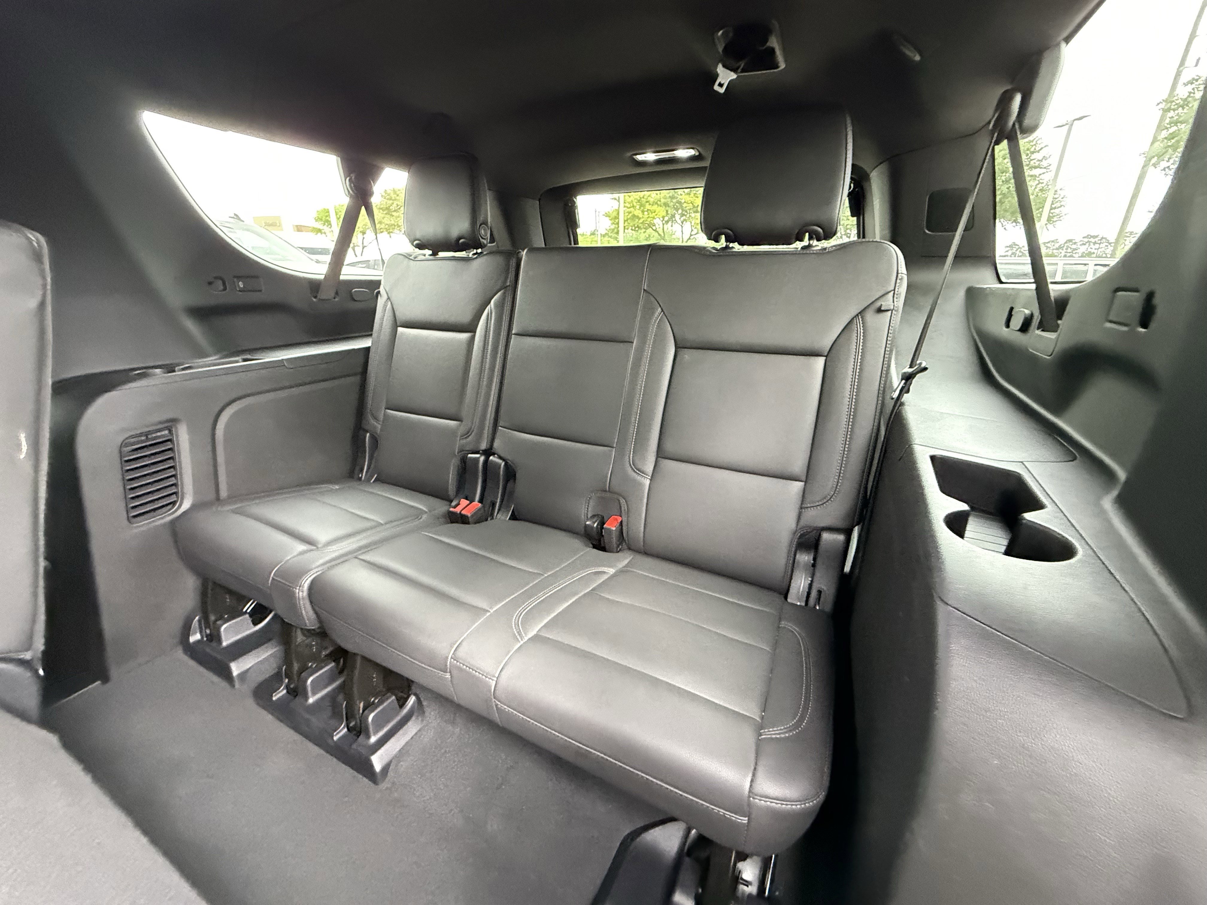 Used 2025 Chevrolet Suburban Z71 image 30