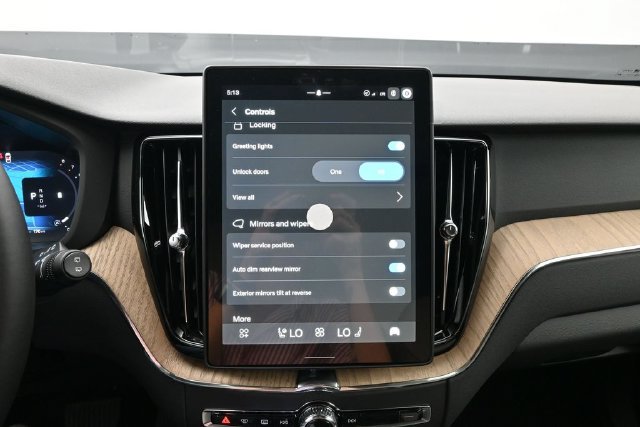 New 2027 Volvo XC60 B5 Core AWD/4WD image 19