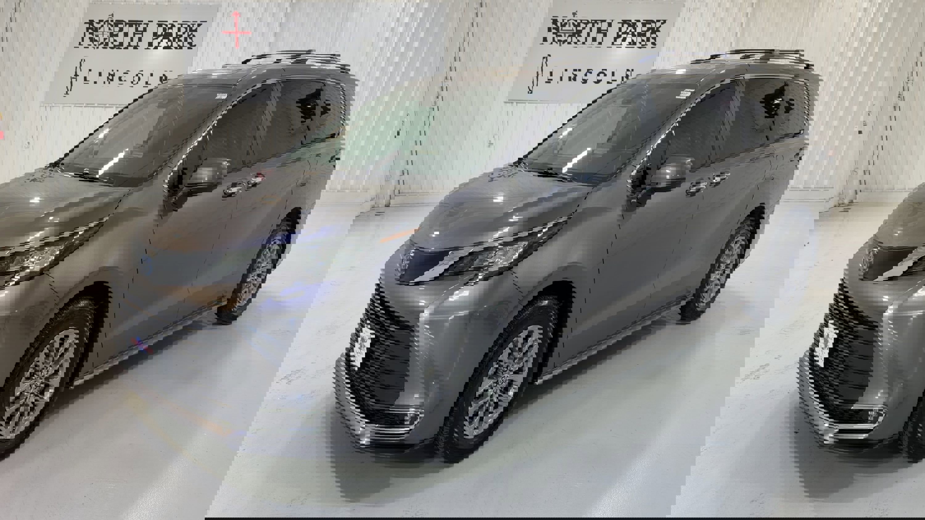 Used 2023 Toyota Sienna XLE image 5