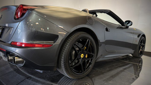 Used 2015 Ferrari California T image 48