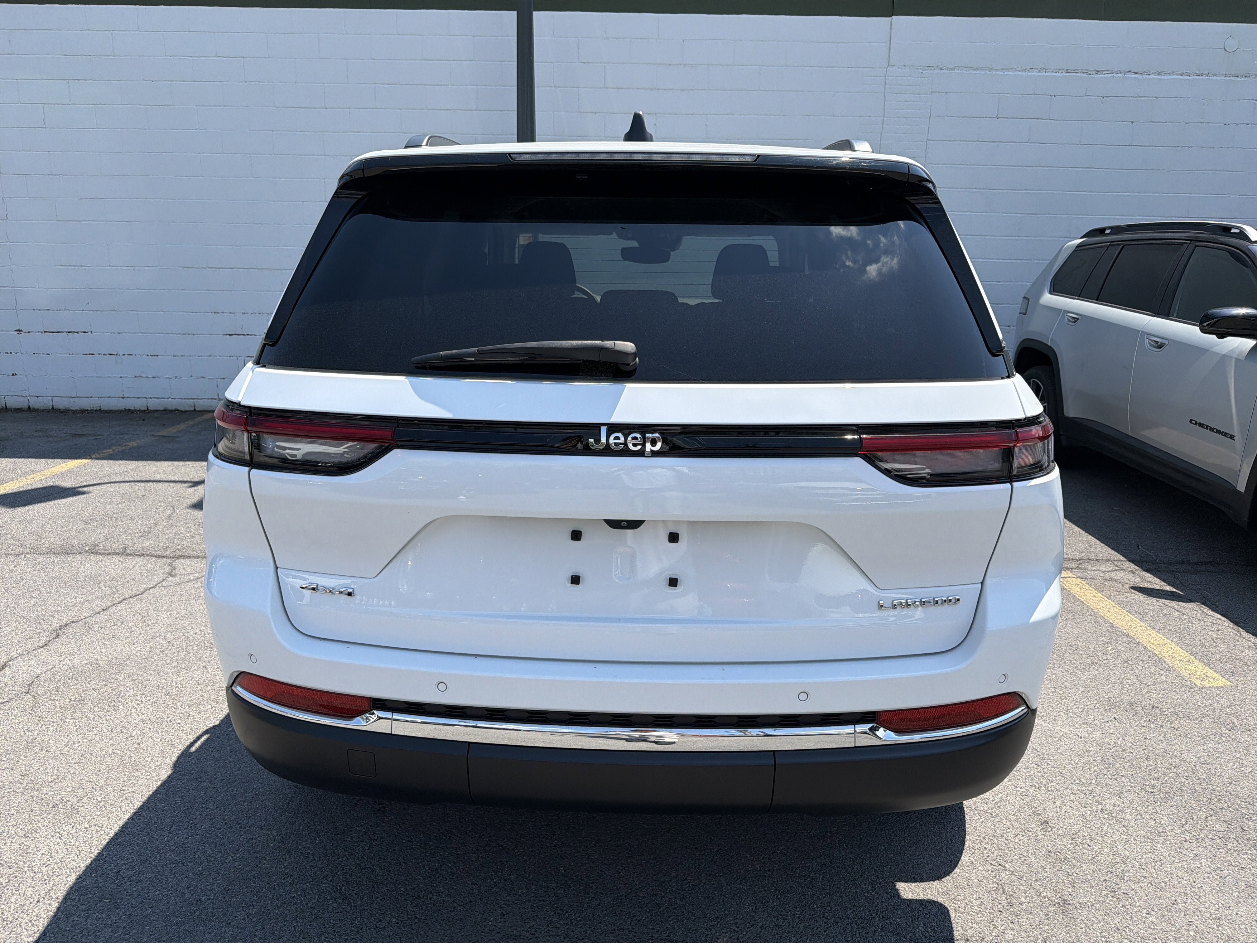Used 2022 Jeep Grand Cherokee Laredo w/ Luxury Tech Group I AWD/4WD image 6