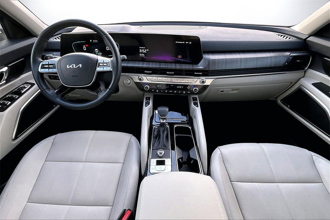 Used 2025 Kia Telluride EX w/ EX Captain's Chair Package image 14