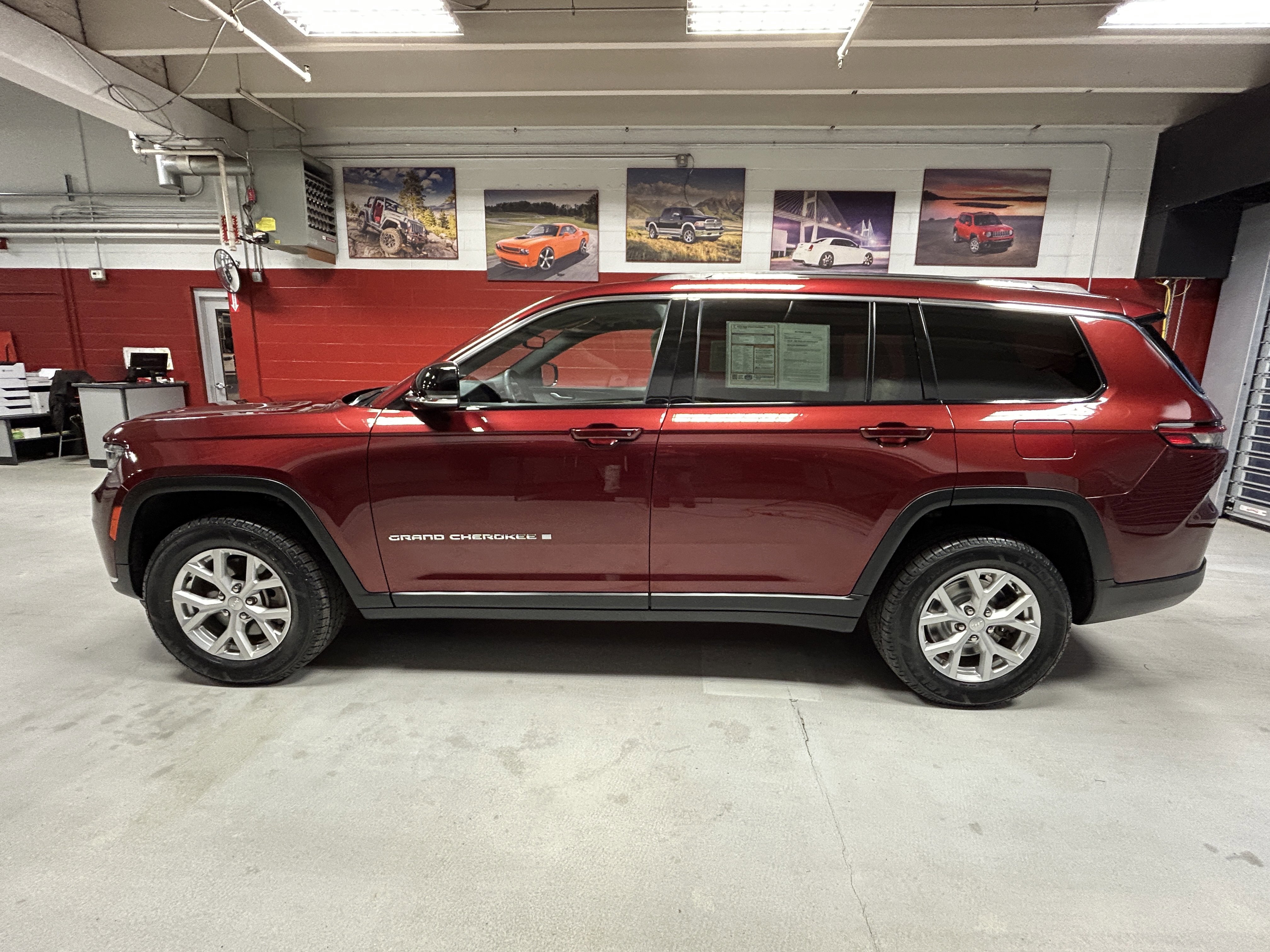 Used 2023 Jeep Grand Cherokee L Limited AWD/4WD image 2