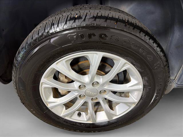 Used 2019 Jeep Cherokee Latitude w/ Popular Appearance Group FWD image 17