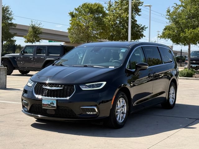 Used 2024 Chrysler Pacifica Touring-L FWD image 7