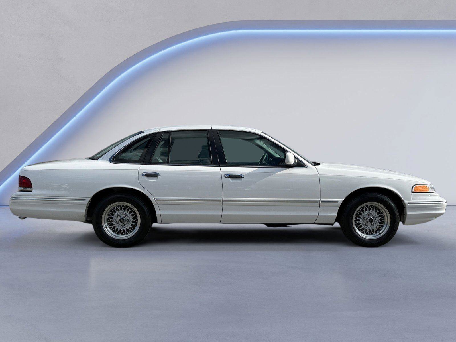 Used 1997 Ford Crown Victoria image 2