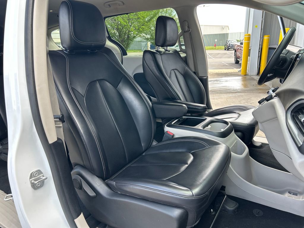 Used 2023 Chrysler Pacifica Touring-L image 35