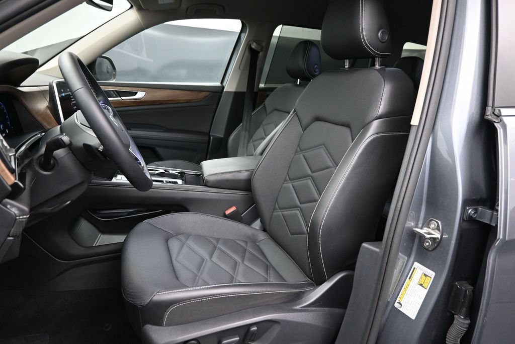 Used 2025 Volkswagen Atlas SE AWD/4WD image 2