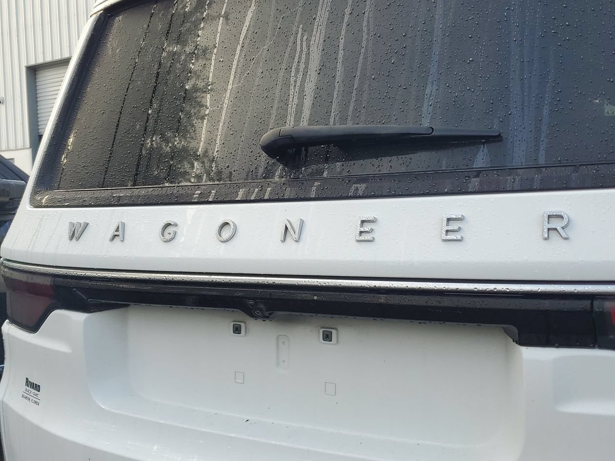 Used 2023 Jeep Wagoneer L Series II AWD/4WD image 6