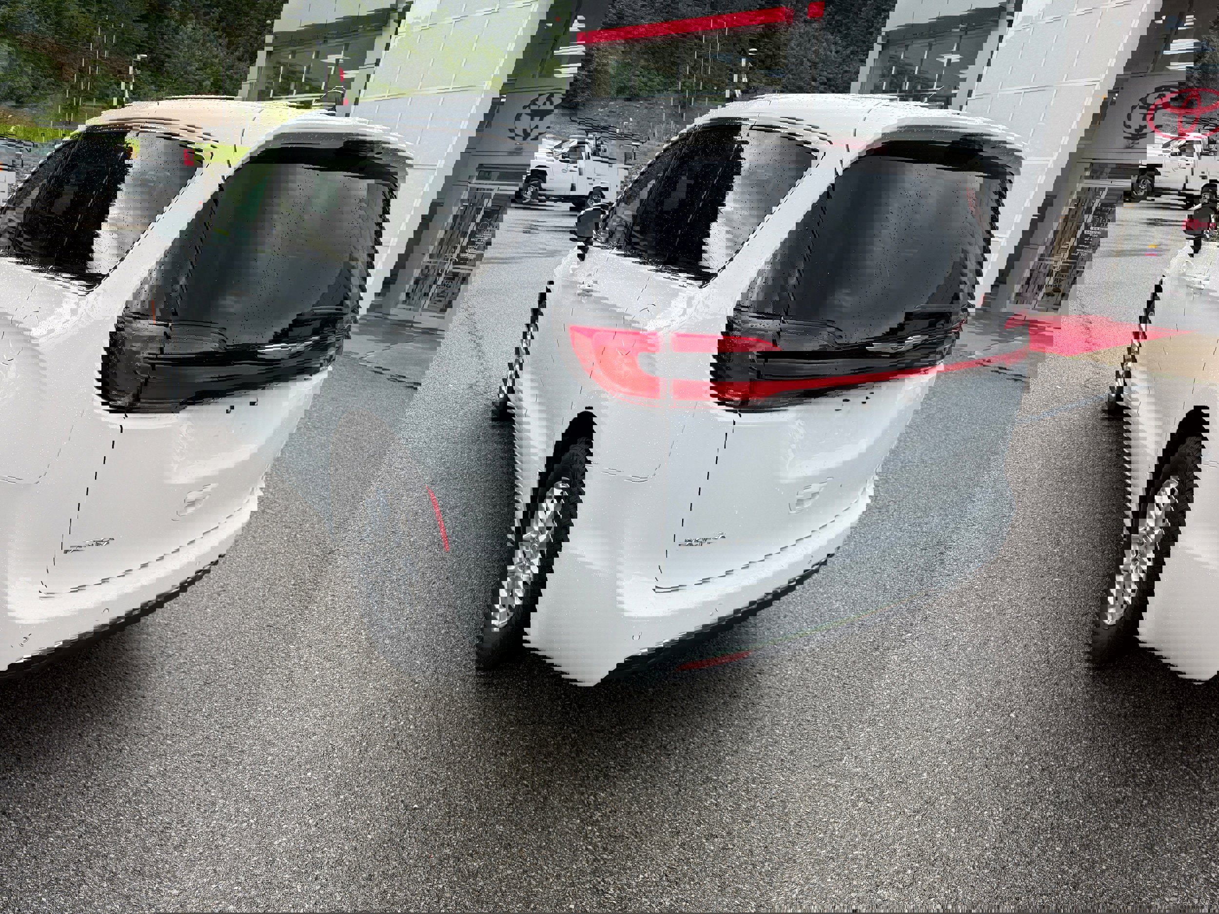 Used 2023 Chrysler Pacifica Touring-L image 9