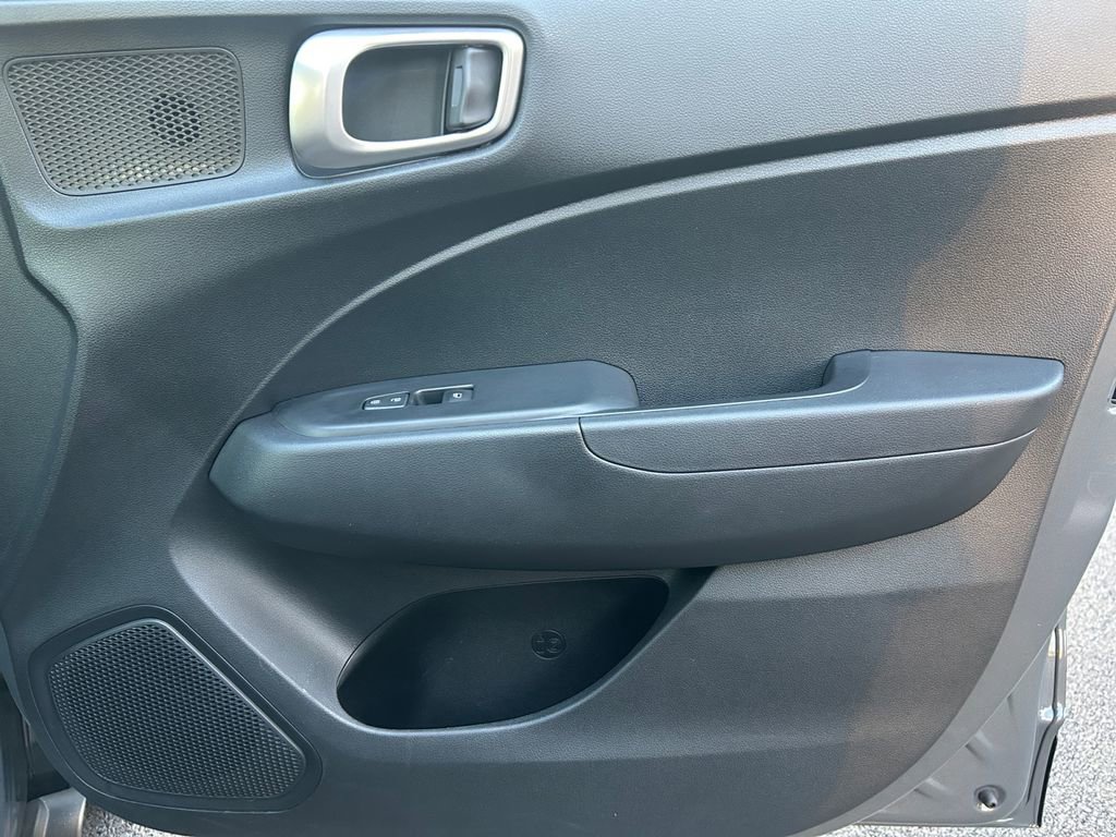 Certified 2025 Hyundai Venue SEL image 25