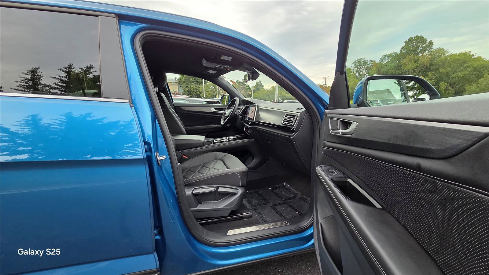 Certified 2024 Volkswagen Atlas Cross Sport SE w/ Black Wheel Package AWD/4WD image 30