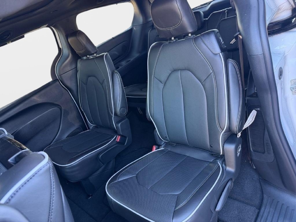New 2026 Chrysler Pacifica Limited w/ Uconnect Theater Family Group FWD image 31