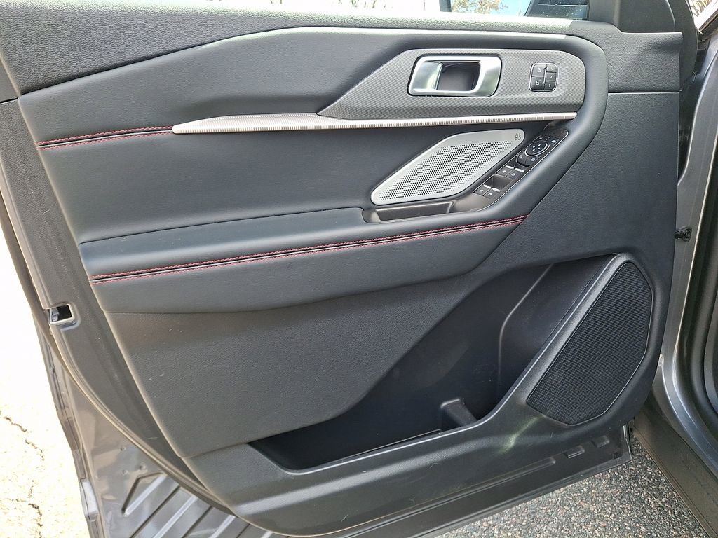 Used 2025 Ford Explorer ST image 14