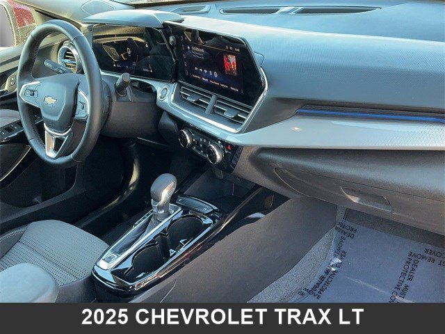 Used 2025 Chevrolet Trax LT w/ LT Convenience Package image 17