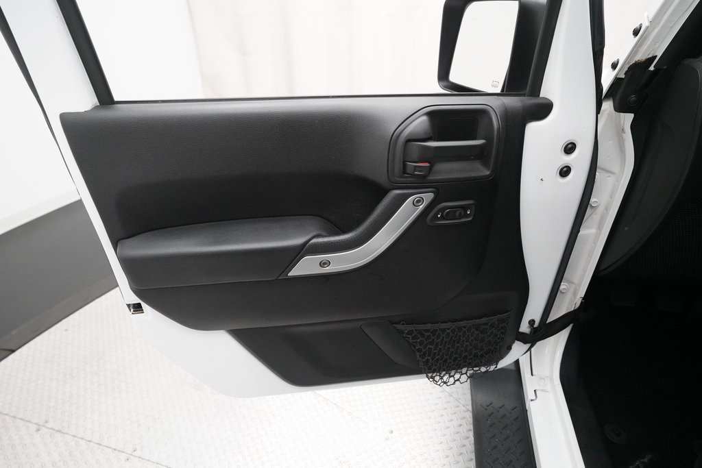 Used 2015 Jeep Wrangler Unlimited Sahara w/ Connectivity Group image 26