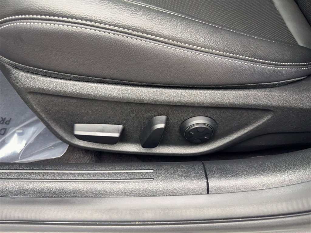 Used 2025 Genesis G70 2.5T image 30