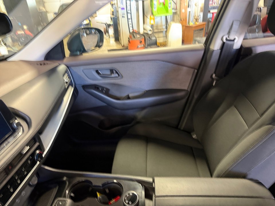 Used 2023 Nissan Rogue S AWD/4WD image 32