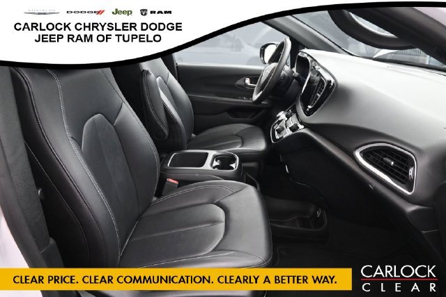 Used 2025 Chrysler Pacifica Select FWD image 36
