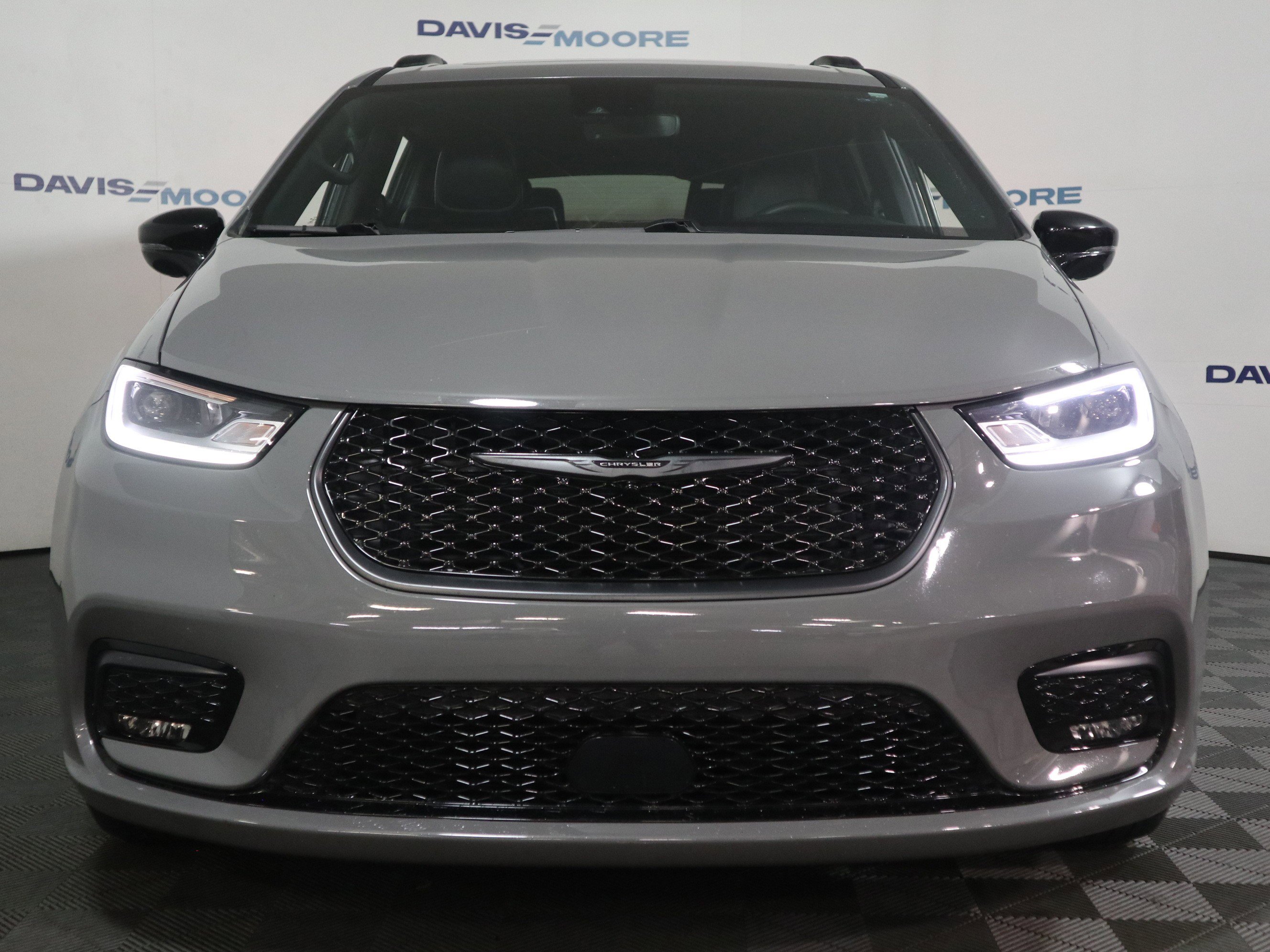 Used 2025 Chrysler Pacifica Limited image 13