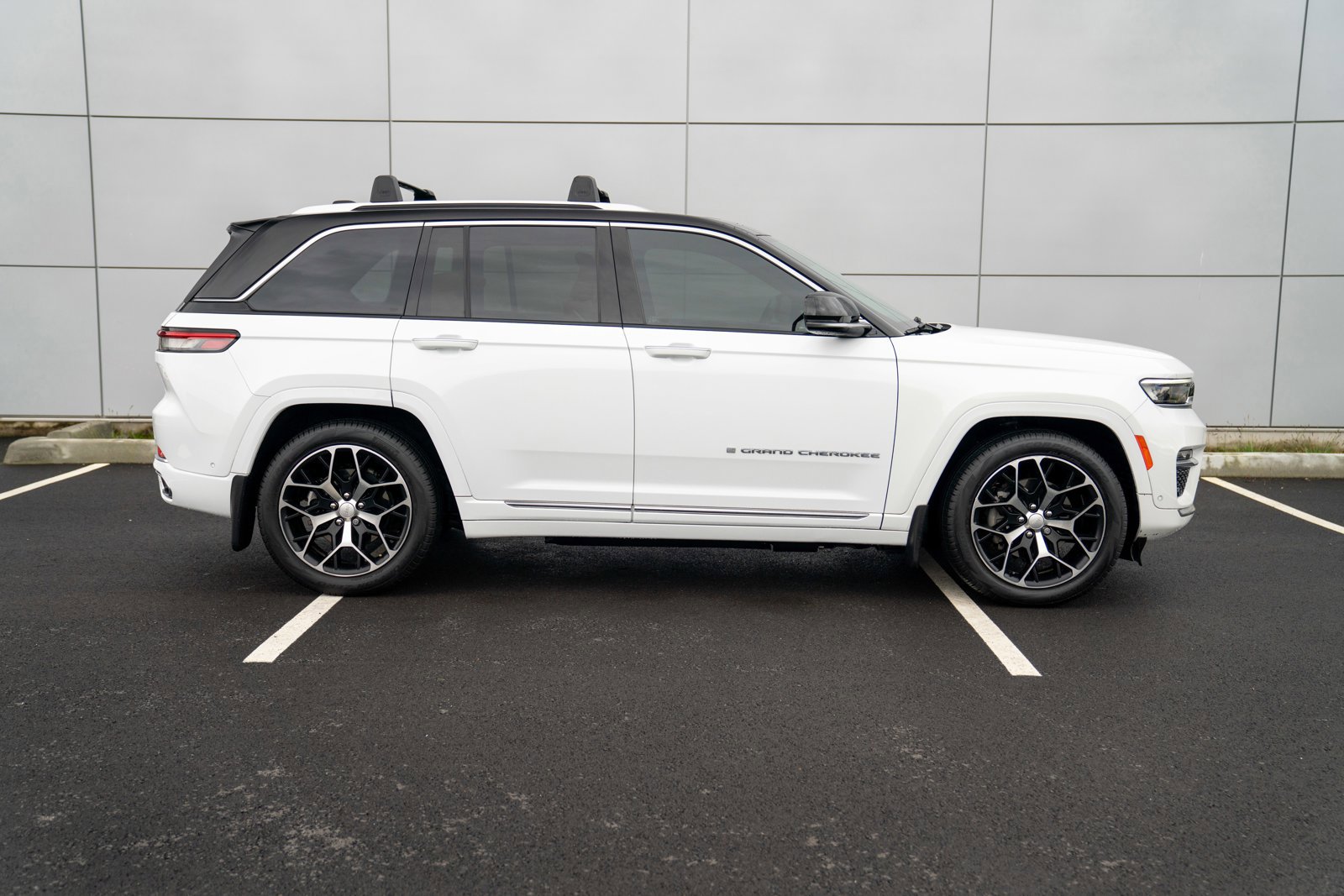 Used 2023 Jeep Grand Cherokee Summit image 8