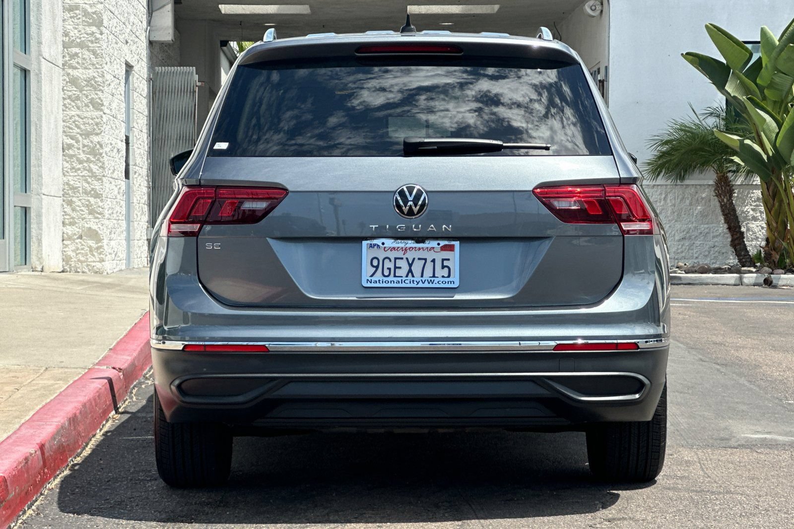 Used 2023 Volkswagen Tiguan SE w/ Panoramic Sunroof Package FWD image 6